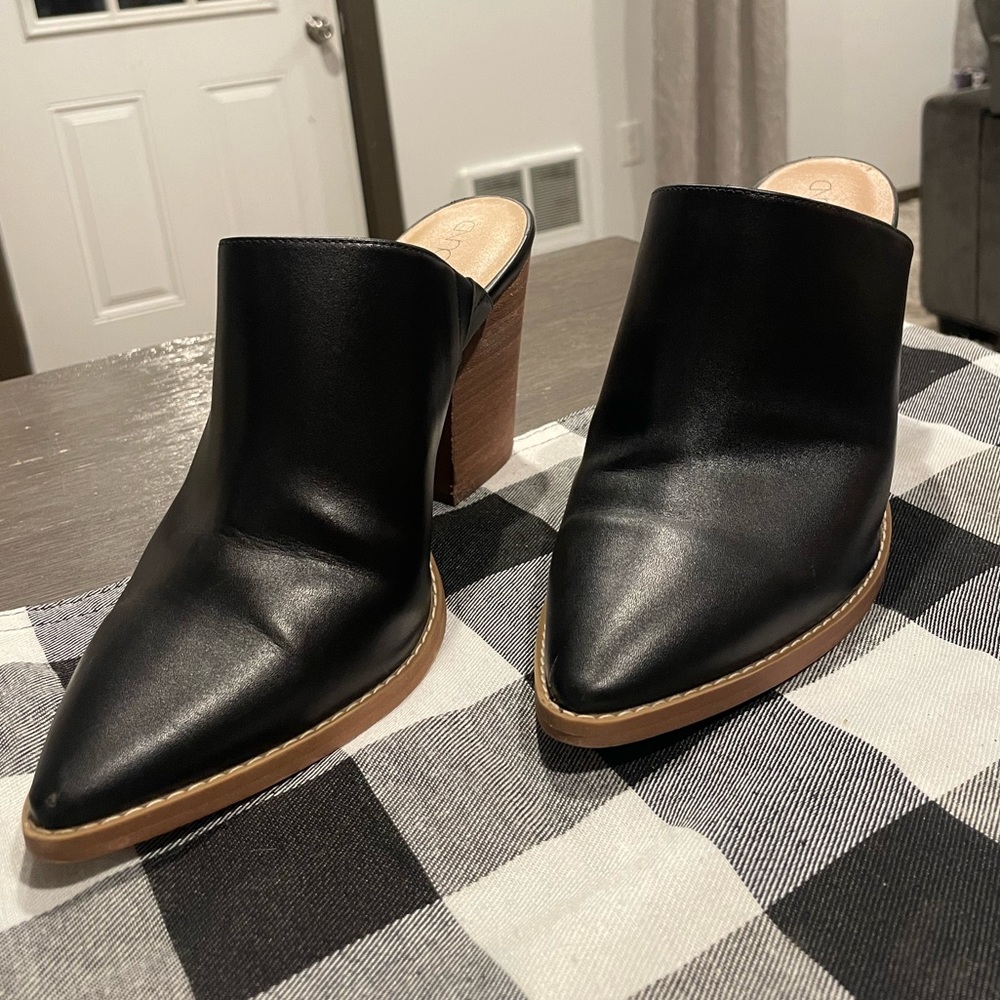 Black faux leather block heel mule.